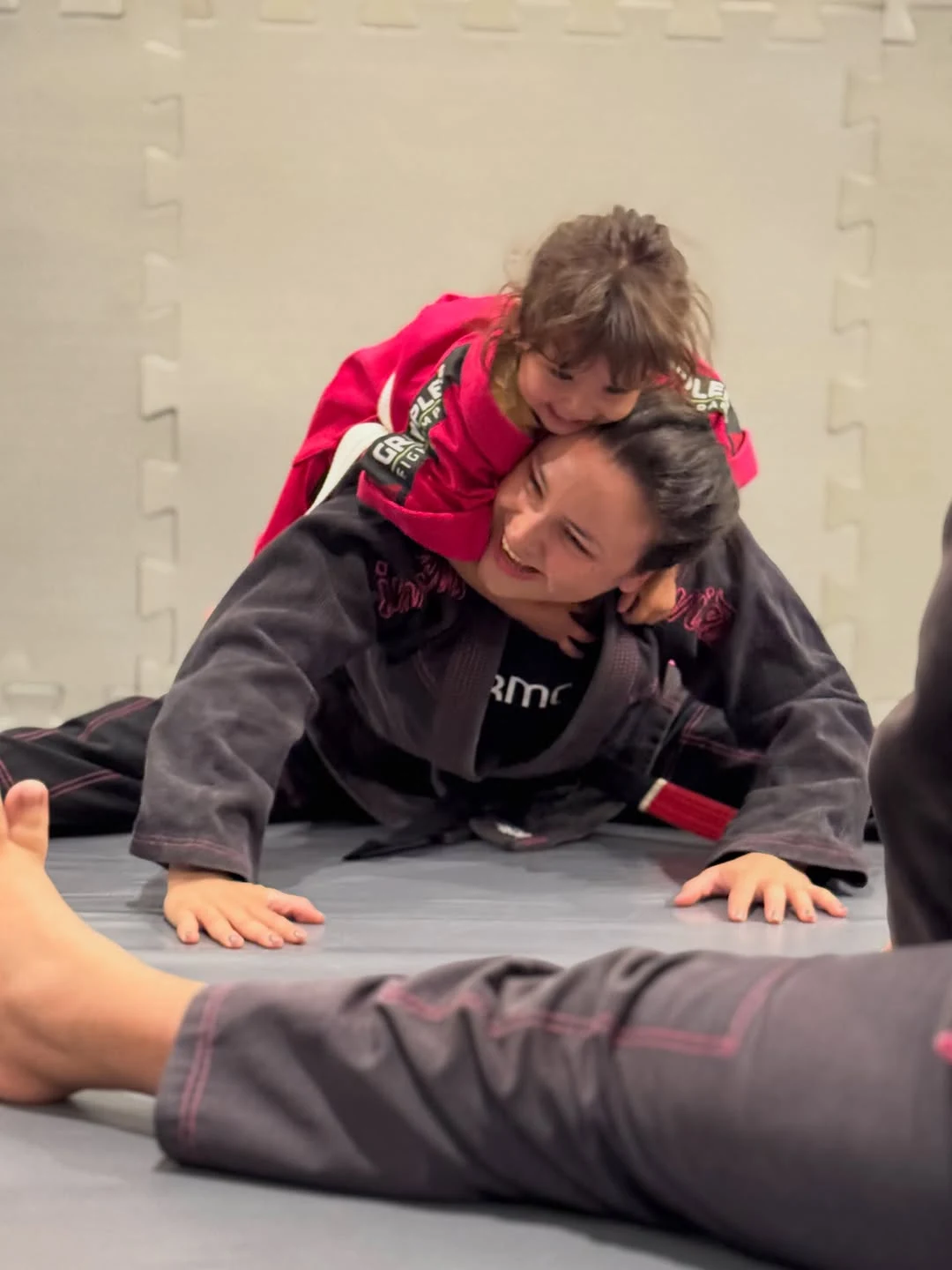 Monique Fernanda de kimono, treinando jiu-jitsu no tatame da MFIT