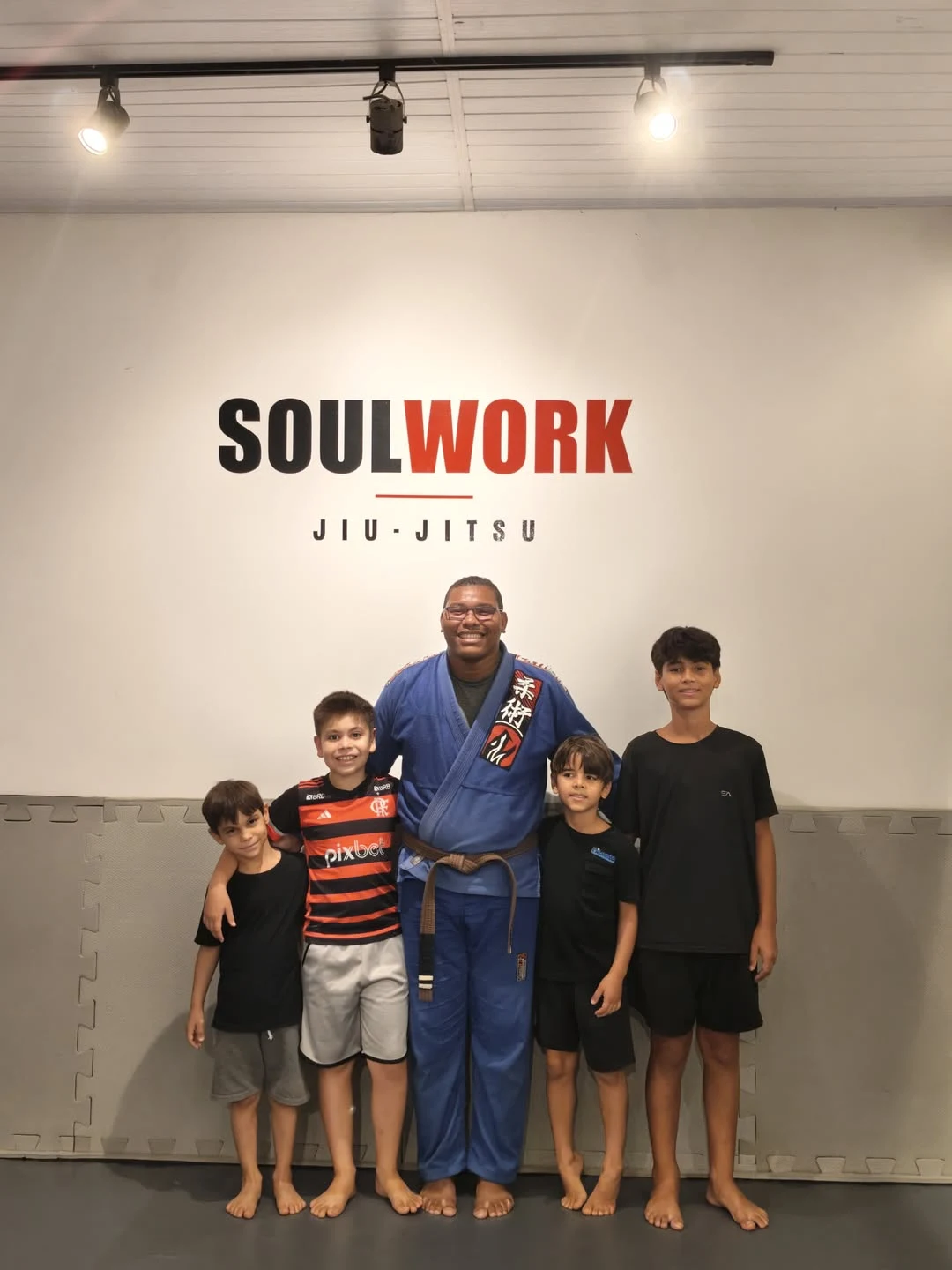 Professor Gabriel com os meninos da Soul Work Kids